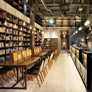 *** Otel Lamp Light Books Fukuoka Japonya